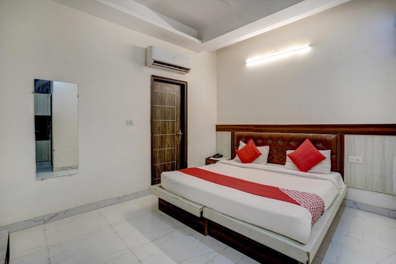 Oyo 78981 The Diamond Nest Noida Exteriör bild