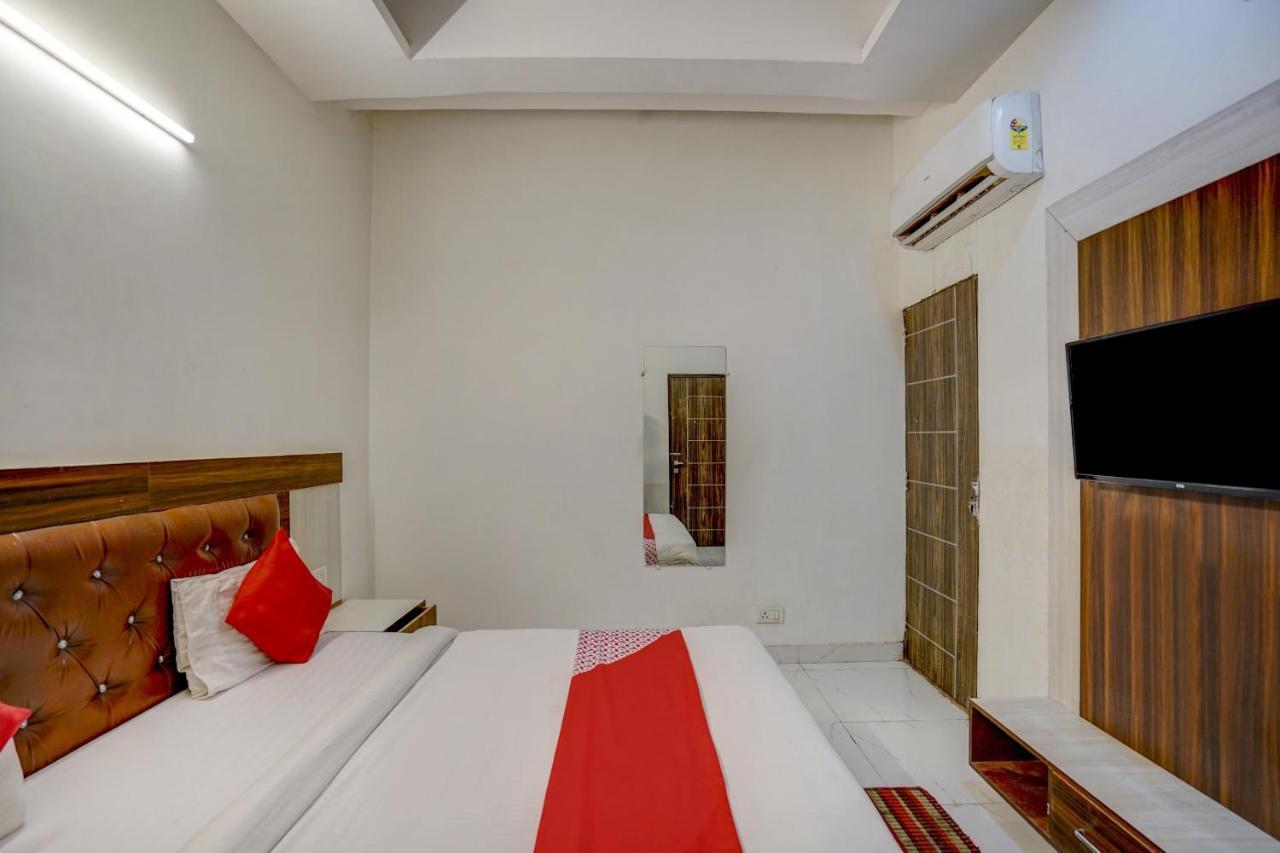 Oyo 78981 The Diamond Nest Noida Exteriör bild