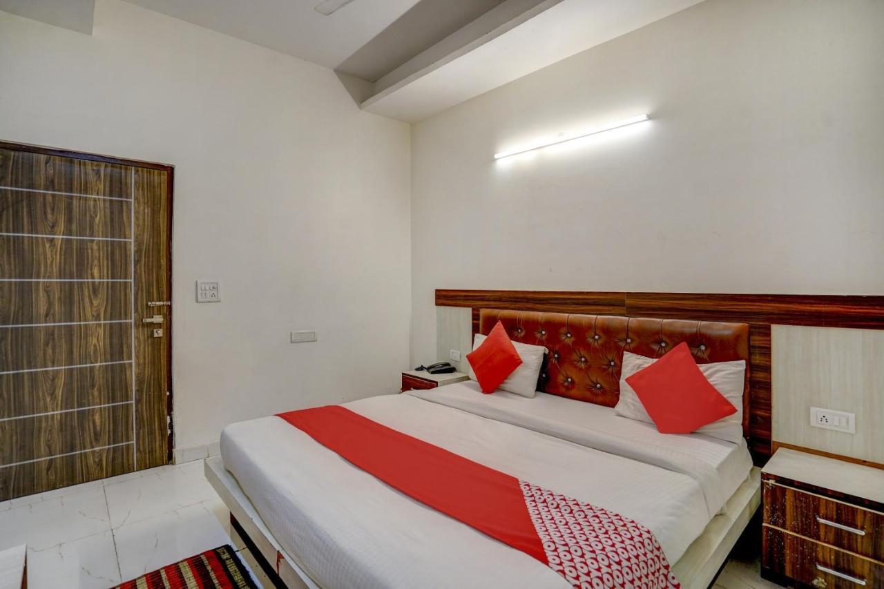 Oyo 78981 The Diamond Nest Noida Exteriör bild