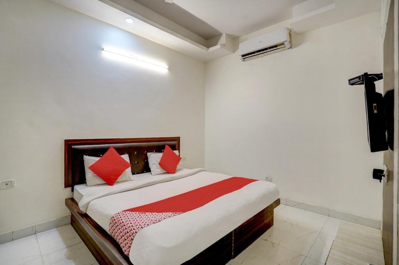 Oyo 78981 The Diamond Nest Noida Exteriör bild