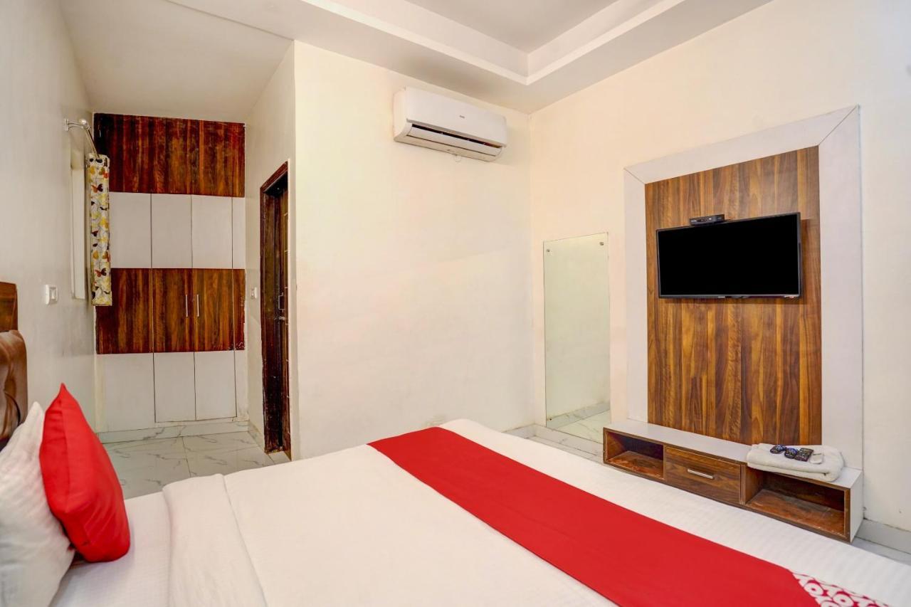 Oyo 78981 The Diamond Nest Noida Exteriör bild