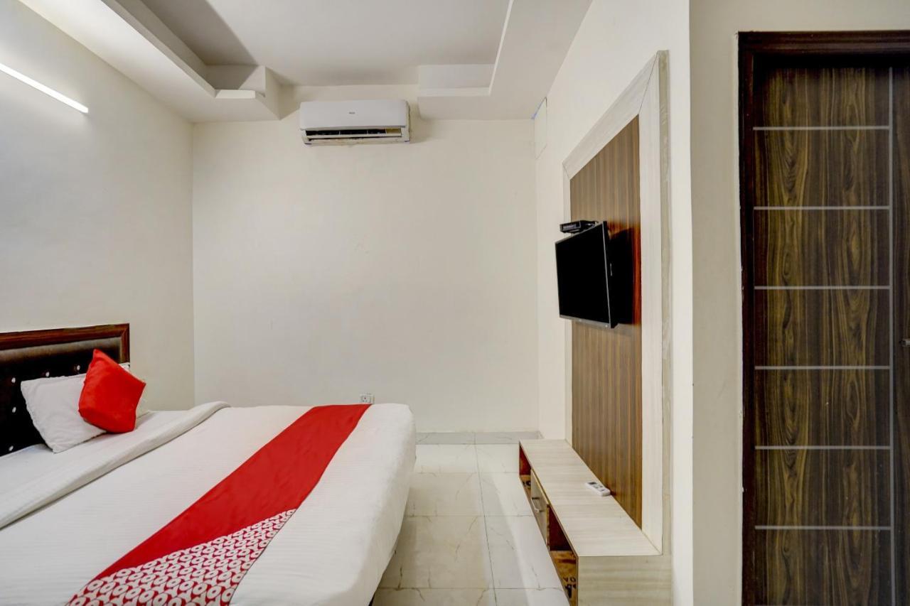 Oyo 78981 The Diamond Nest Noida Exteriör bild