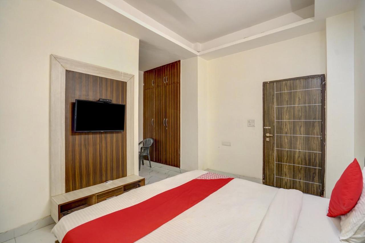 Oyo 78981 The Diamond Nest Noida Exteriör bild
